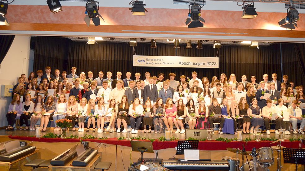 Zum Schluss stand der gesamte Jahrgang der Haupt- und Realschule Saterland 2023 gemeinsam mit seinen Abschlusszeugnissen auf der Bühne. Foto: Fertig