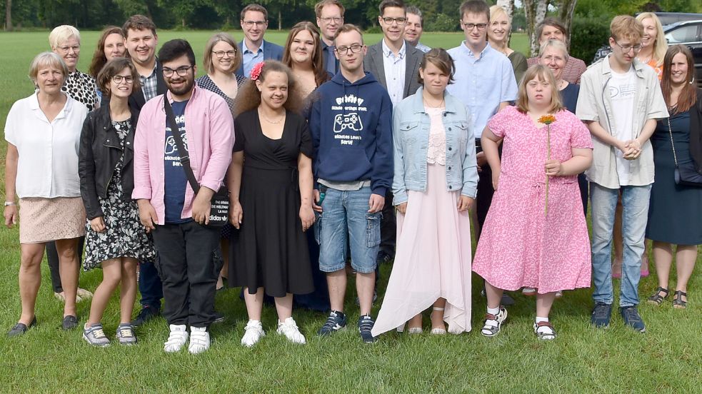 Gemeinsam mit Schulleiterin Hannchen Mustert (vorne links) und ihren Klassenlehrern stellten sich die Abschlussschüler der Förderschule Ihren zum Gruppenfoto auf. Foto: Ammermann