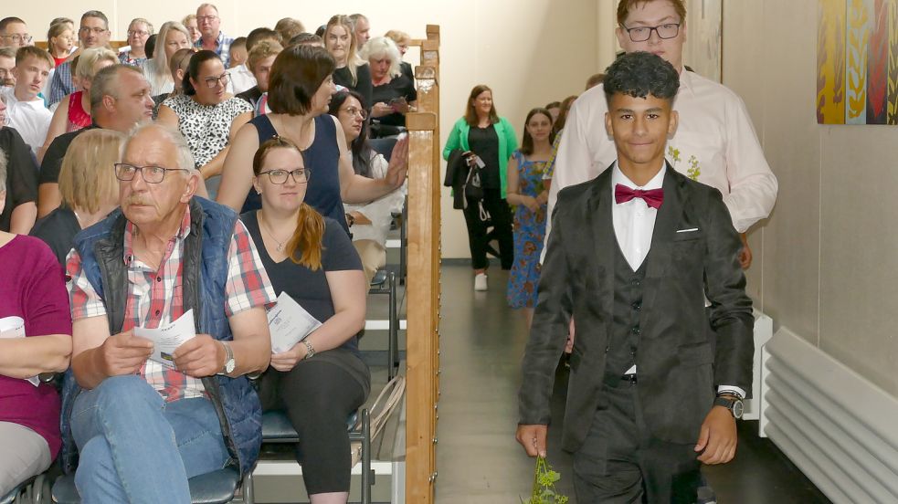 Unter den Klängen des "Graduation Walking March" betraten am Freitag die Absolventen und Absolventinnen des 9. und 10. Jahrgangs der Erich-Kästner-Schule die Aula. Foto: Wieking