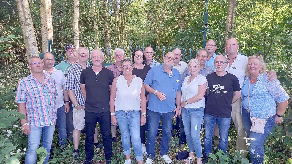 Auf dem Foto zu sehen sind (von links): Heinz-Hermann Block, Karl-Heinz Diekmann, Clemens Schütte, Ditmar Veit, Ludwig Tellmann. Bertholt Böhmann, Ingrid Hanekamp, Bärbel Többen, Alfons Ennes, Wilfried Ukena, Georg Cordes, Gisela Buschhardt, Alfons Thoben, Manfred Tütjer, Heinz Klären, Werner Dannebaum und Martina Venekamp. Es fehlt Bernhard Laing. Foto: Privat