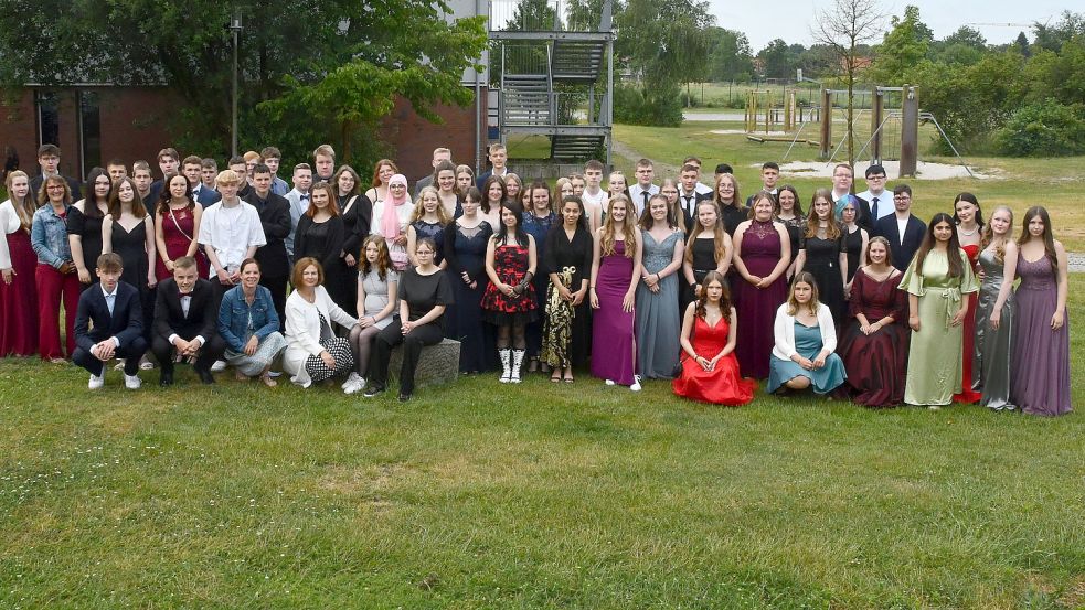 Insgesamt wurden am heutigen Freitag 73 Absolventinnen und Absolventen an der Schule am Osterfehn verabschiedet. Foto: Scherzer