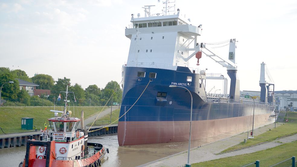 Am Montagmorgen verließ die „Arctic“ den Leeraner Hafen. Foto: Wolters