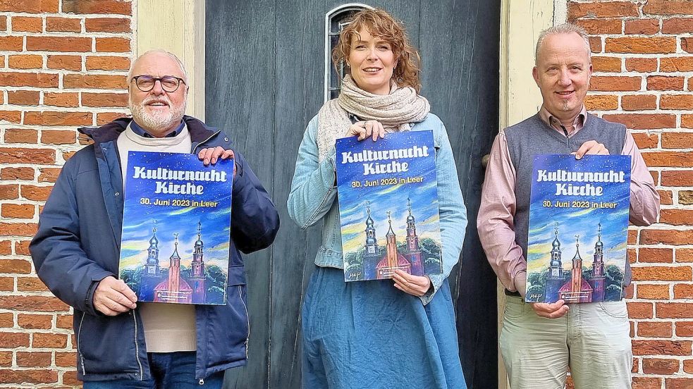 Sie laden für den 30. Juni zur „Kulturnacht Kirche“ der Leeraner Altstadtkirchengemeinden ein (von links): Stadtpastor Ralph Knöfler (Lutherkirche), Pastorin Carolin Springer (Reformierte Kirche) und Michael Fischer, Pastoraler Koordinator der katholischen Pfarreiengemeinschaft. Foto: Dübbel