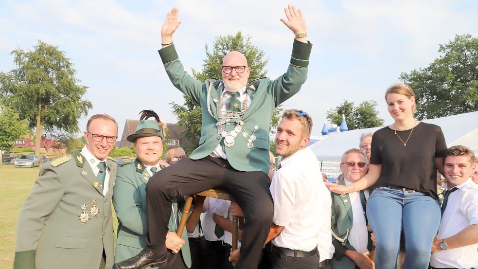 Große Freude bei der Schützengilde Barßel: Die Kameraden ließen Hartmut Wrede hochleben. Königin an seiner Seite ist Daniela Wulf (rechts). Foto: Passmann