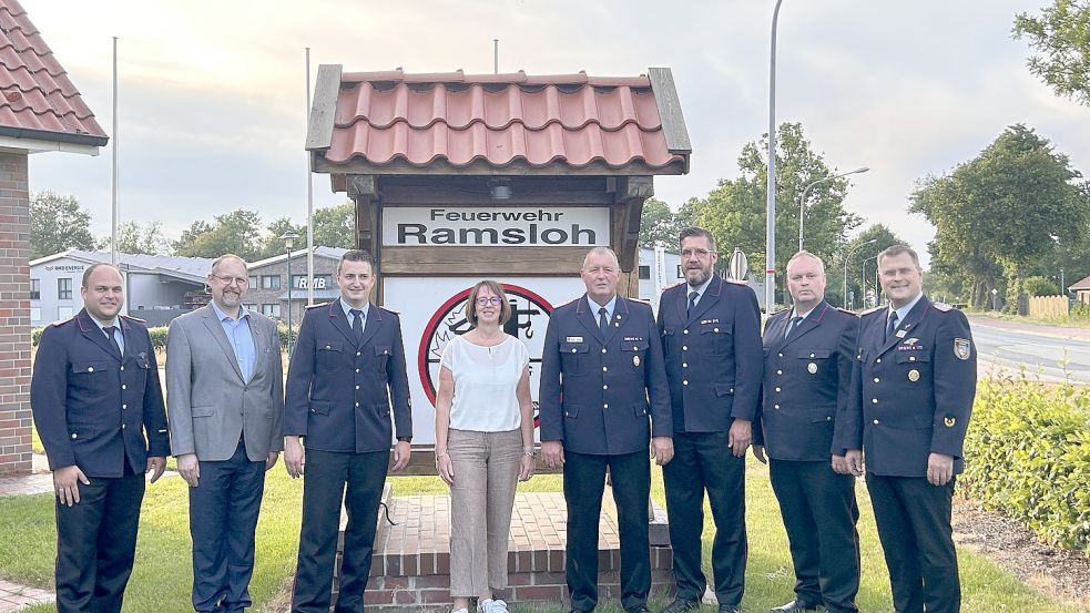 Dienstjubiläum von Rolf Tebben (von links): stellvertretender Ortsbrandmeister Timo Hinrichs, Bürgermeister Thomas Otto, Ortsbrandmeister Matthias Schulte, Anke und Rolf Tebben, Gemeindebrandmeister Hartmut Hanekamp, stellvertretender Gemeindebrandmeister Kevin Heese und Kreisbrandmeister Arno Rauer. Foto: Kruse