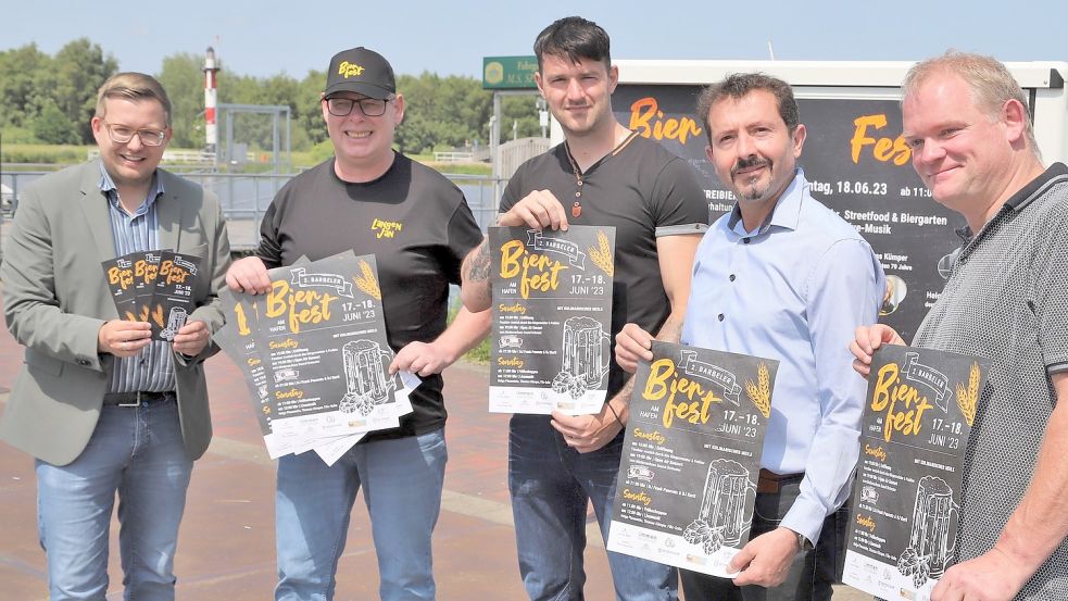 Freuen sich auf das zweite Barßeler Bierfest (von links): Barßels Bürgermeister Nils Anhuth sowie die Barßeler Gastronomen Jan Lange, Stefanos Tsurlianis, Arben Haxhijaj und Oswald Eilers. Foto: Passmann