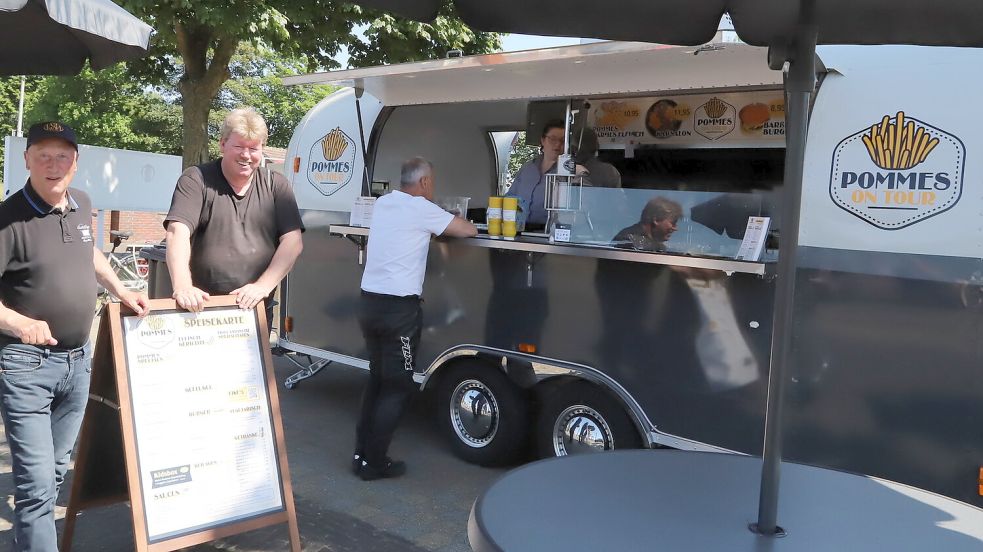 Mit seinem Foodtruck „Pommes on Tour“ ist Wim Drent (Mitte) in Barßel an zwei Standorten unterwegs. Foto: Passmann