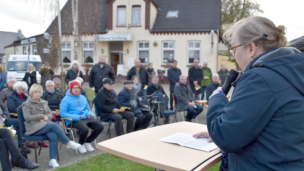 Der 9. November ist der „Schicksalstag“ der Deutschen. Das sagte Gabriele Ostholthoff, 1. stellvertretende Bürgermeisterin der Gemeinde Westoverledingen, am Mittwochnachmittag während der Gedenkveranstaltung anlässlich der Pogromnacht vor 84 Jahren. Foto: Ammermann