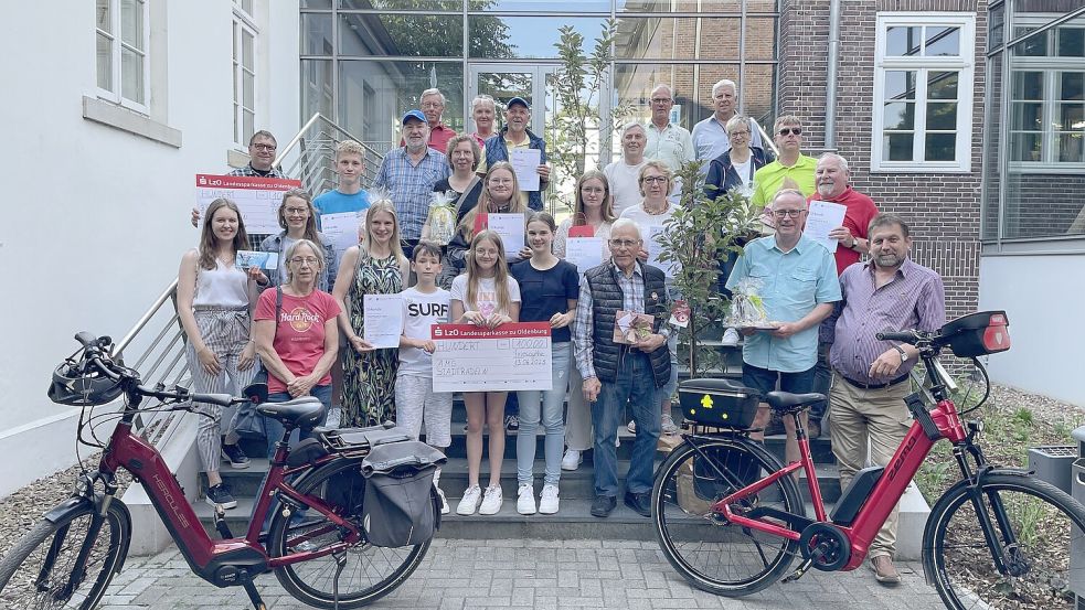 Siegerehrung vor dem Rathaus der Stadt Friesoythe. Foto: Stadt Friesoythe