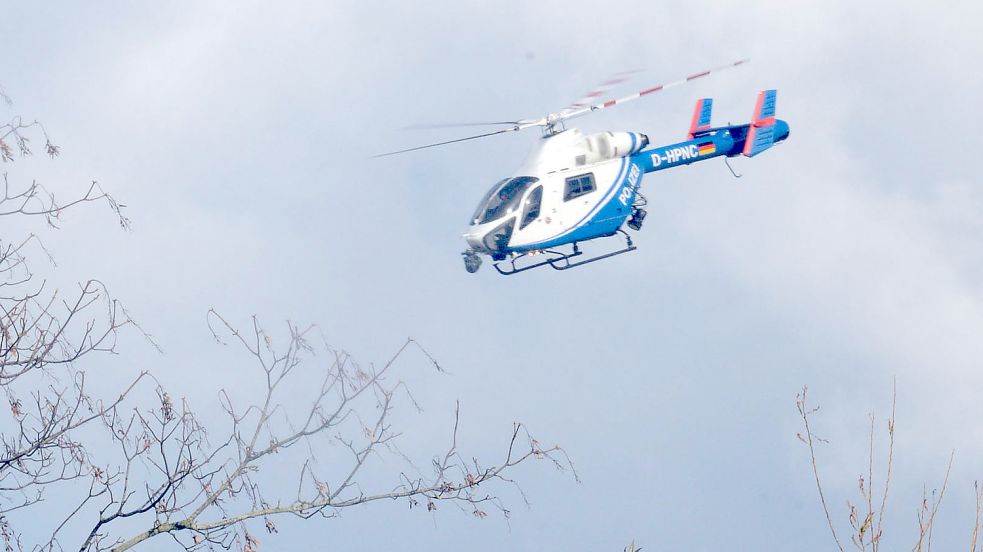 Ein Polizeihubschrauber war an diesem Mittwochnachmittag über Rhauderfehn im Einsatz. Symbolfoto: Doden/Archiv