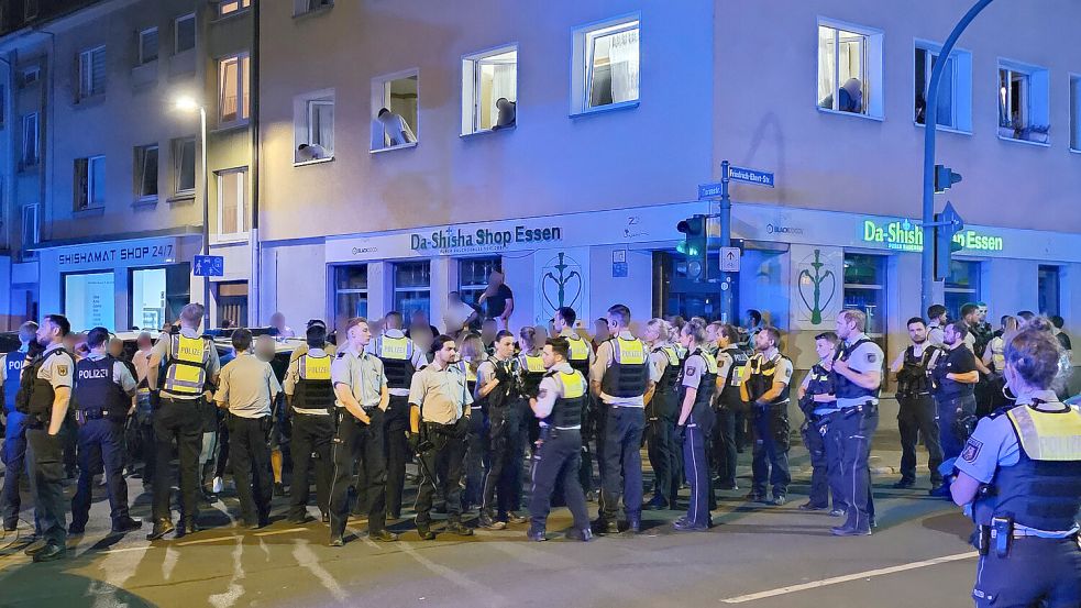 Nach einer Schlägerei in Essen stellt die Polizei Personalien von mutmaßlich Beteiligten fest. Ob die Auseinandersetzung einen Bezug zur Clan-Kriminalität hat, ist unklar. Foto: dpa/Markus Gayk