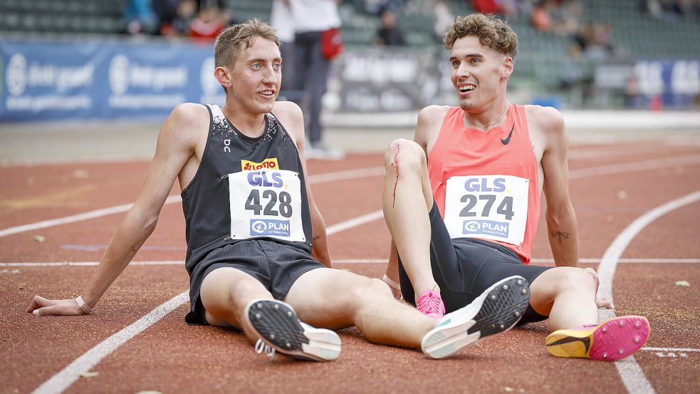 Erschöpft, aber glücklich saßen die beiden schnellsten 5000-Meter-Läufer (links Benjamin Dern, rechts Felix Ebel) im Ziel auf der Laufbahn. Foto: Imago