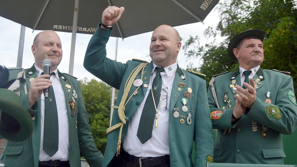 Olaf Jongebloed-Kossenjans (Mitte) ist neuer Schützenkönig des Schützenvereins Völlenerkönigsfehn. Foto: Weers