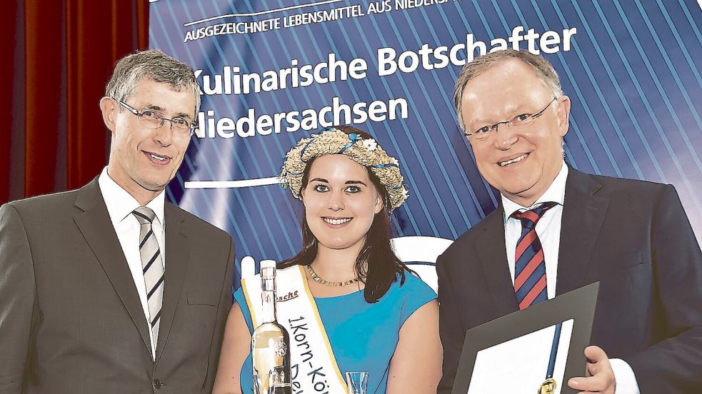 Viele gemeinsame Termine absolvieren Josef Rosche (links) und Korn-Königin Johanna Lübbers. Mehrmals trafen sie dabei den Ministerpräsidenten Stephan Weil. Foto: Rosche