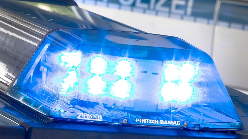 Einen Zusammenstoß zwischen einem Auto und einem Bus gab es am Dienstag in der Gemeinde Großheide. Polizei und Rettungskräfte sind vor Ort. Symbolfoto: Archiv.