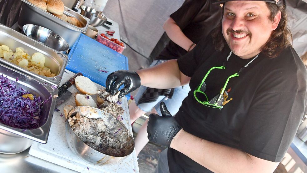 Philipp Beck bereitet seinen Snirtje-Burger zu. Foto: Hellmers