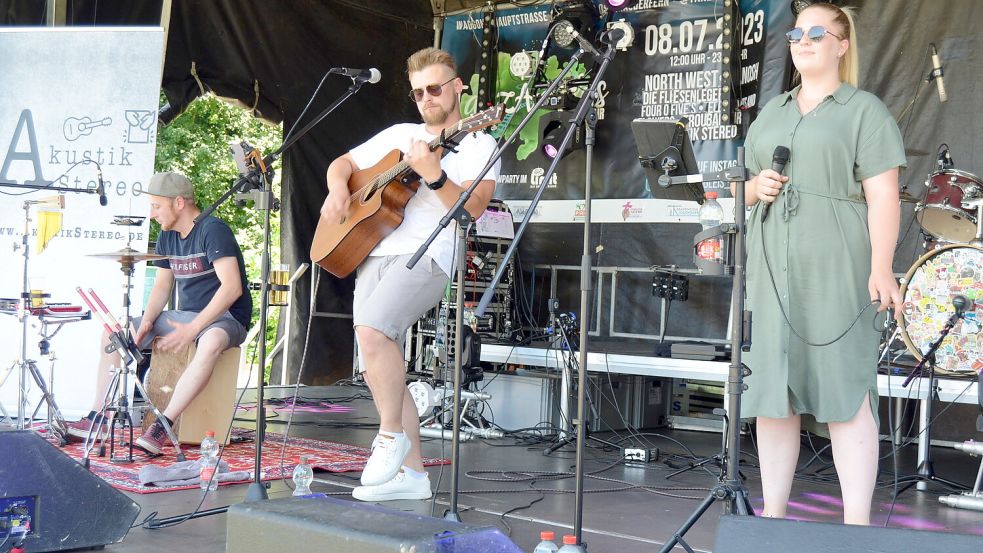 Am frühen Nachmittag brachte Akustik Stereo, Nachwuchsband aus Burlage, die Gäste auf dem Gras vor der Bühne zum Tanzen. Fotos: Fertig