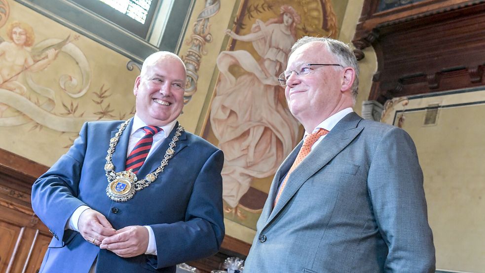 Stephan Weil (rechts) trug sich ins Goldene Buch der Stadt ein. Foto: Ortgies