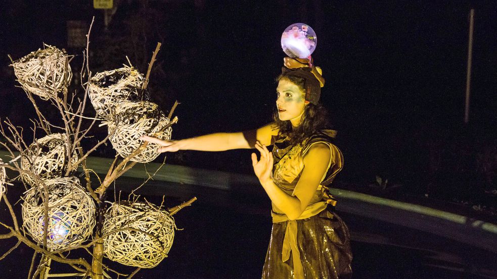 Wasser und Licht spielen in diesem Jahr eine große Rolle bei „Lücht un Spööl bi d’ Evenbörg“. Foto: Theater Anu/Johannes Gärtner