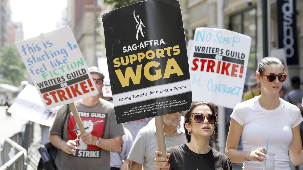 Mitglieder der Schauspieler-Gewerkschaft SAG-AFTRA streiken. Foto: imago images/UPI Photo