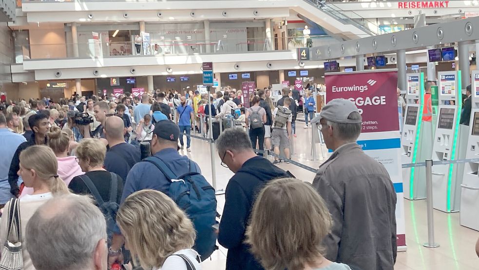 Die Blockade der Aktivisten sorgte für lange Schlangen in den Terminals am Hamburger Flughafen, hier vor dem Schalter von Eurowings. Foto: Markus Lorenz