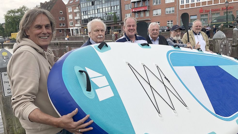 Sie freuen sich auf das Stand-up-Paddling-Rennen im XXL-Format, trauten sich aber nicht selbst aufs Brett: Martin Sährig (von links), Wilhelm Eilers, Frank Nowak, Alfred Marahrens, Uwe Hellmann und Wilhelm Grix vom Organisationsteam des Delft- und Hafenfestes. Foto: Müller