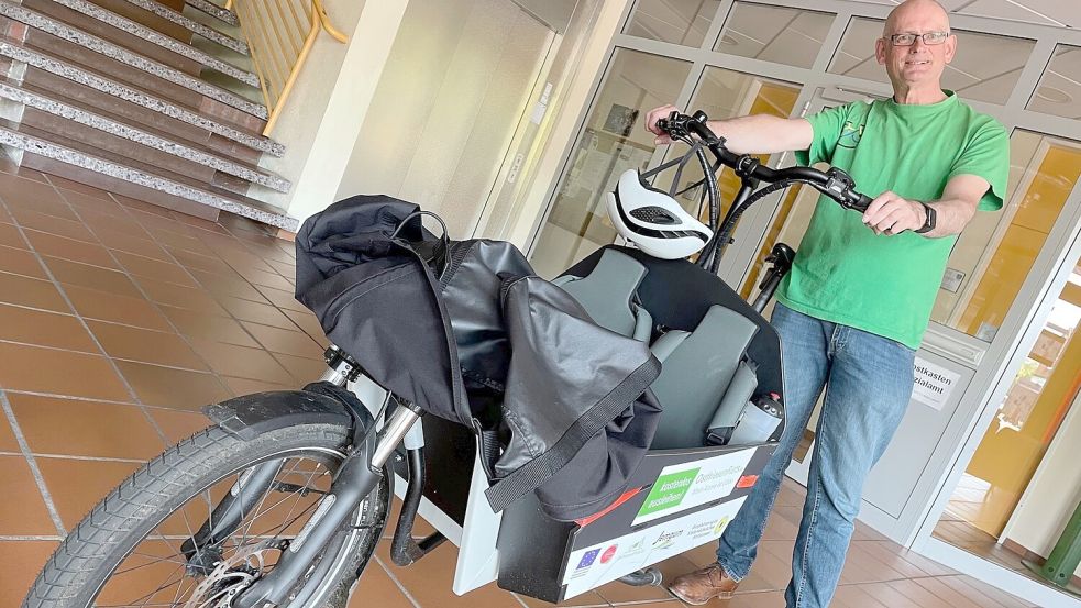 Da steht ein Rad auf dem Flur: Anton Scholtalbers vom Verein „Ostfriesen-Fiets“ hatte dieser Tage zu Präsentationszwecken ein Lastenrad mit ins Rhauderfehner Rathaus gebracht. Foto: Janßen