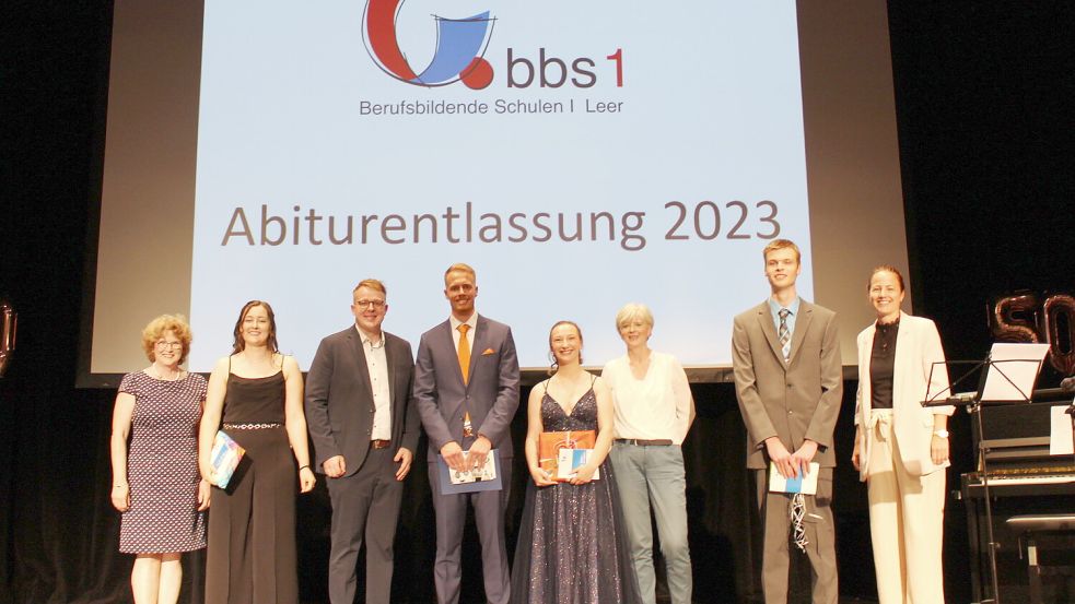 Das Foto zeigt die Jahrgangsbesten mit ihren Tutorinnen und Tutoren (von links): Christine Thies, Tomke Ostendorp, Heiko Dannen, Tjarko Wiards, Sina Lüpkes, Brigitte de Wall, Jan-Niklas Busboom und An-Catrin Hirsch,Foto: privat