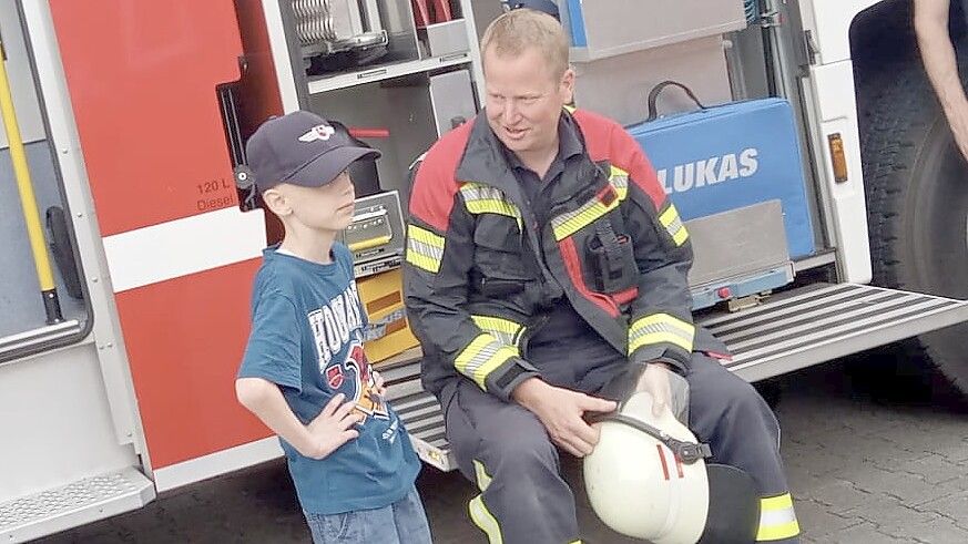 Vor der Abfahrt: Der Sechsjährige mit seinem Onkel Markus Olliges, der Mitglied der Böseler Wehr ist. Foto: Kerstin Olligesgeers