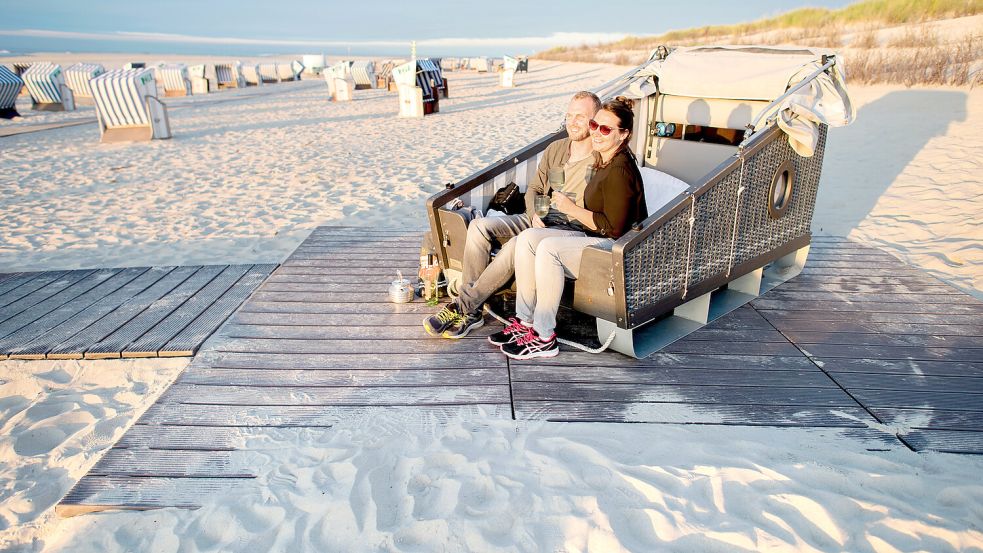 In den Schlafstrandkörben auf Norderney kann man komplett in den Entspannungsmodus schalten und vergisst die Zeit. Foto: dpa