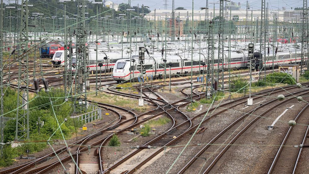 Theoretisch eine klasse Reisemittel, praktisch weniger: Die Bahn. Foto: dpa/Christian Charisius