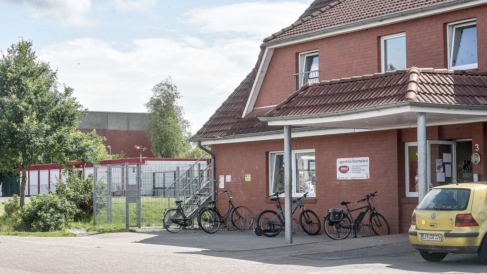 Das Jugendhaus in Moormerland gibt es seit mehr als 30 Jahren. Auf dem Platz nebenan, wo die Container des Kindergartens nächstes Jahr verschwinden, könnte ein Familienzentrum gebaut werden. Foto: Ortgies