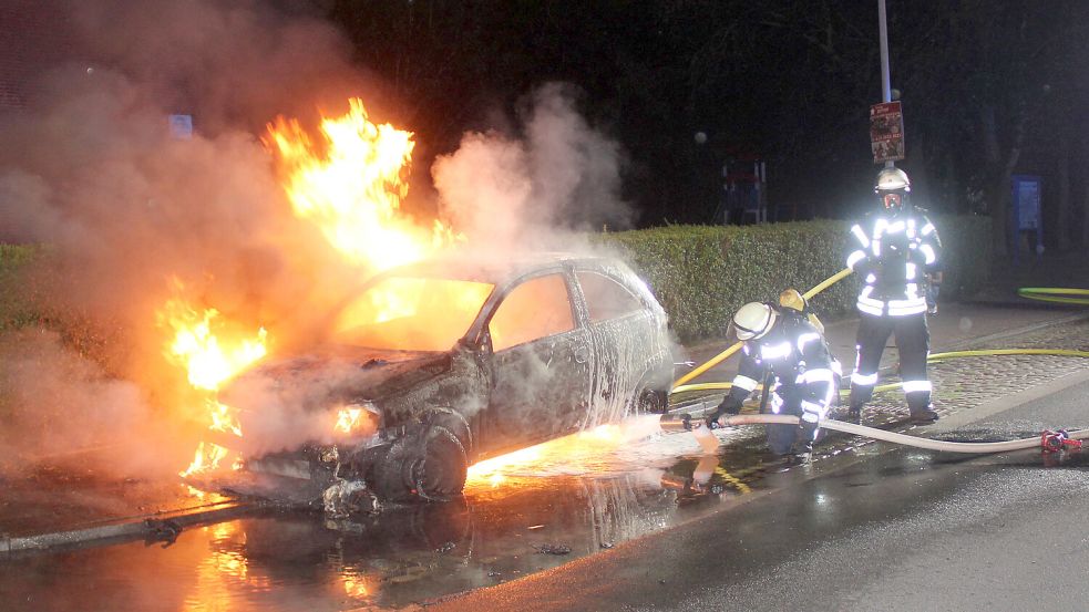 Als die Einsatzkräfte in der Norderstraße eintrafen, stand der Wagen bereits in Vollbrand. Foto: Joachim Rand