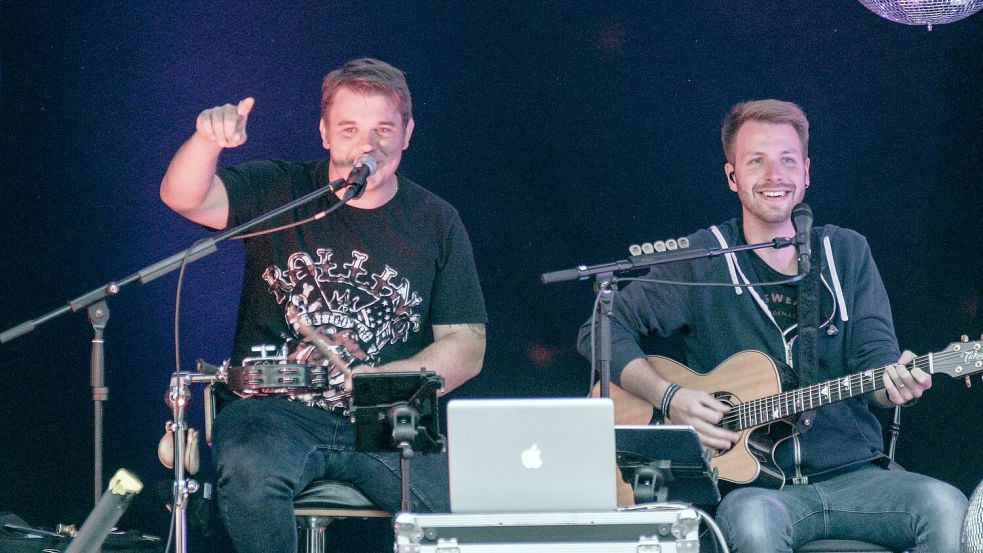 Lawi (links) und Andy sind zusammen das Duo Infernale. Ihr Programm trägt den Titel „Jasses“. Foto: Uken-Lemke