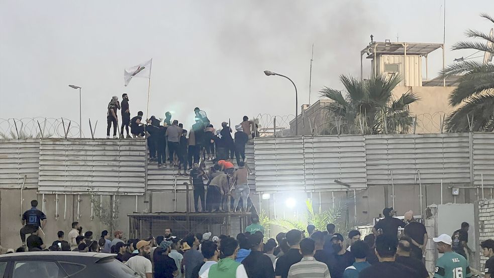 Als Reaktion auf die islamfeindlichen Proteste in Schweden haben Demonstranten im Irak die Botschaft des skandinavischen Landes gestürmt. Foto: AP