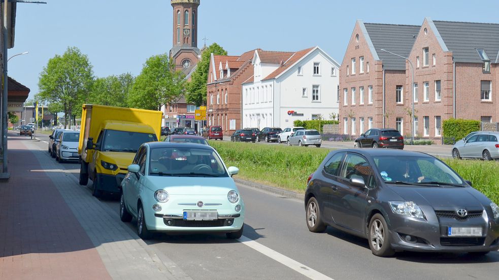 In Rhauderfehn wird diskutiert, den Parkstreifen am Untenende in einen Radweg umzuwandeln. Foto: Fertig