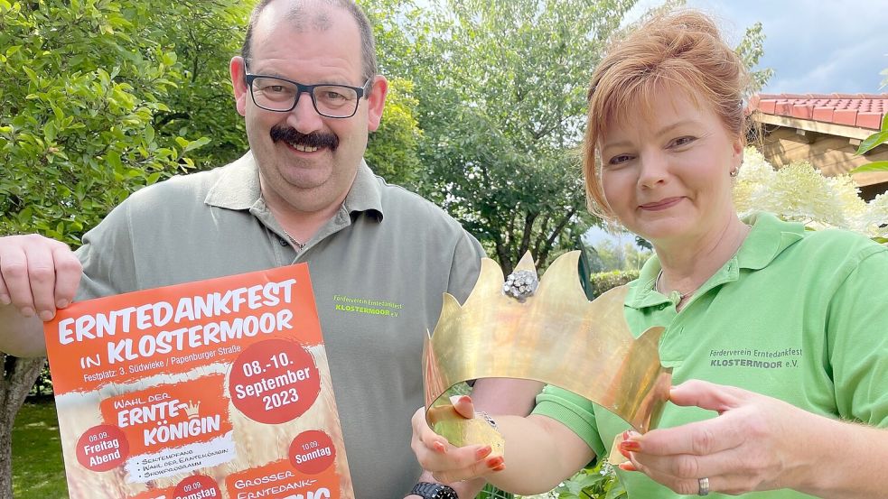 Christa und Artur Hoffschnieder mit Krone und Plakat: Beide freuen sich schon auf das dreitägige Erntedankfest in Klostermoor. Foto: Janßen