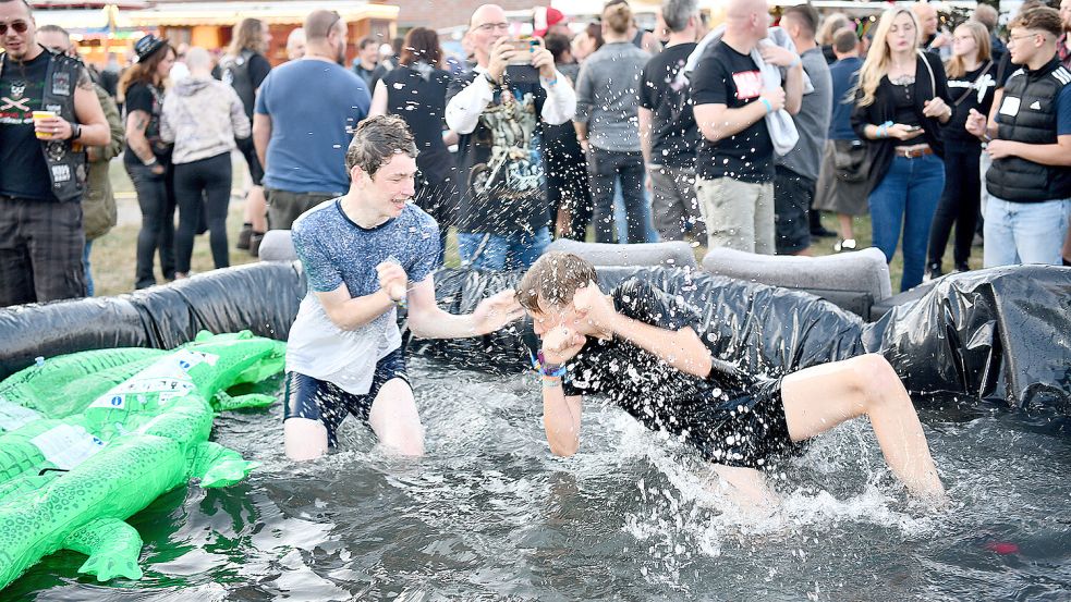 Mit Hilfe von Sofas wird beim Pixxen ein Pool gebaut. Außerdem dienen sie als Sitzgelegenheit. Foto: Stromann/Archiv