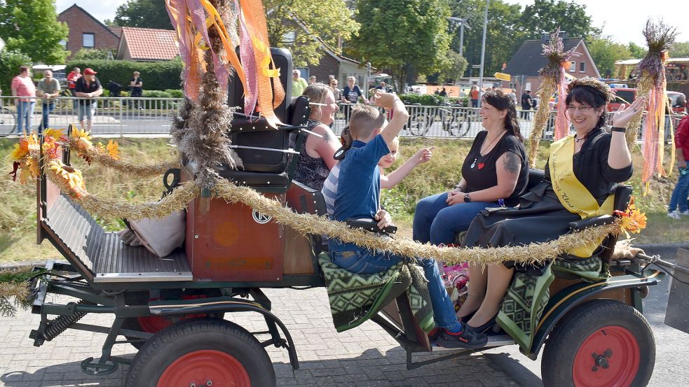 Die Erntekönigin 2022, Carola Feldmann (rechts), grüßte beim Umzug im vergangenen Jahr die Besucher aus der Kutsche. Archivfoto: Zein