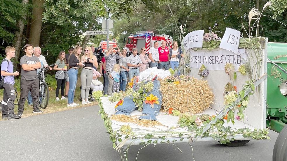 Viele Zuschauer und viele Festwagen waren im vergangenen Jahr in Klostermoor dabei. Archivfoto: Janßen