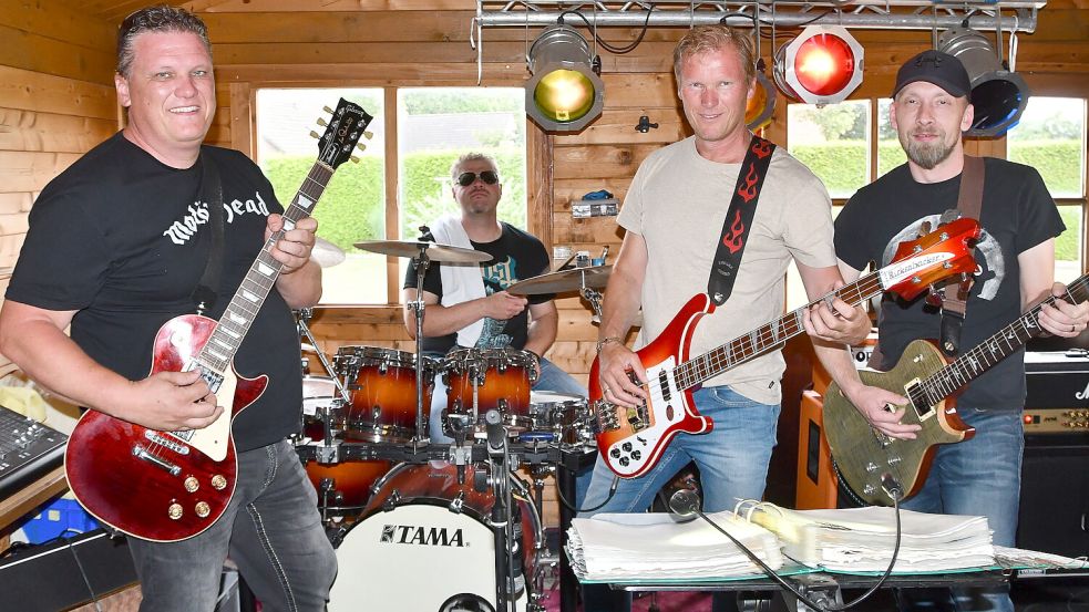 Die Musiker (von links) Ralf Janssen (Gesang/Gitarre), Michel Cramer (Schlagzeug), Frank Janssen (Gesang/Bassgitarre), Jens Boldt (Keyboard/Gitarre) während einer öffentlichen Bandprobe. Foto: Scherzer