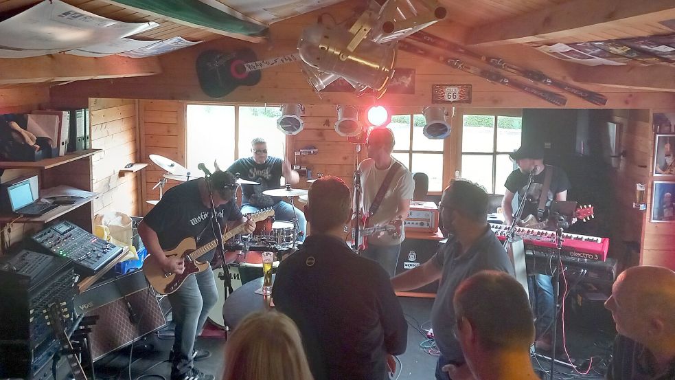 Die Westoverledinger Band "Hearts fear" spielt während einer öffentlichen Bandprobe in der Gartenhütte im Heerweg. Foto: Scherzer