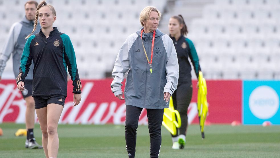 Bald geht‘s los: Bundestrainerin Martina Voss-Tecklenburg (Mitte) und Sophia Kleinherne (links) blicken dem WM-Auftakt gegen Marokko entgegen. Foto: imago/Eibner