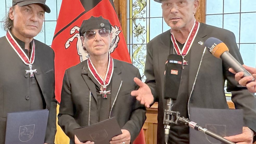 Vom Land Niedersachsen geehrt: Die Bandmitglieder Klaus Meine (Mitte), Rudolf Schenker (rechts) und Matthias Jabs (links). Foto: Lars Laue