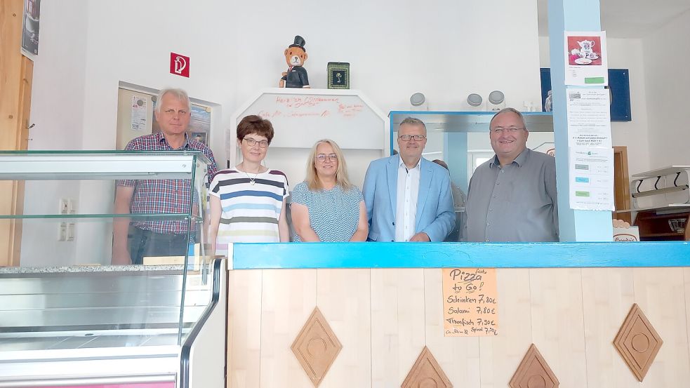 Helmut Fennen, Geschäftsführer Arbeitskreis Schule (AKSR), Gunda Hüser, (ehrenamtliche Mitarbeiterin Tafel WOL), Ulrike Gibbesch (AKSR Jugendwerkstatt), Theo Douwes (Bürgermeister WOL), Gerhard Wiechers (Ortsbürgermeister Steenfelde) in den zukünftigen Räumen der Tafel und des sozialen Kaufhauses Steenfelde. Foto: Scherzer