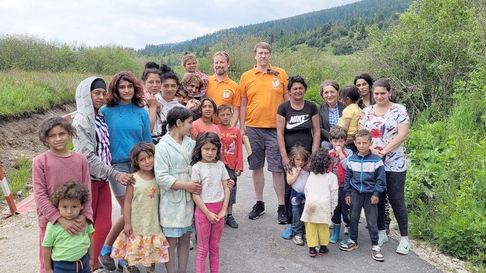 Erschüttert von den Lebensumständen in dem Dorf, aber zugleich beeindruckt von der Warmherzigkeit der Bewohner zeigten sich Markus Vähning und Rolf Determann (Mitte, von links) bei ihrer Inspektion. Foto: Helping Hands