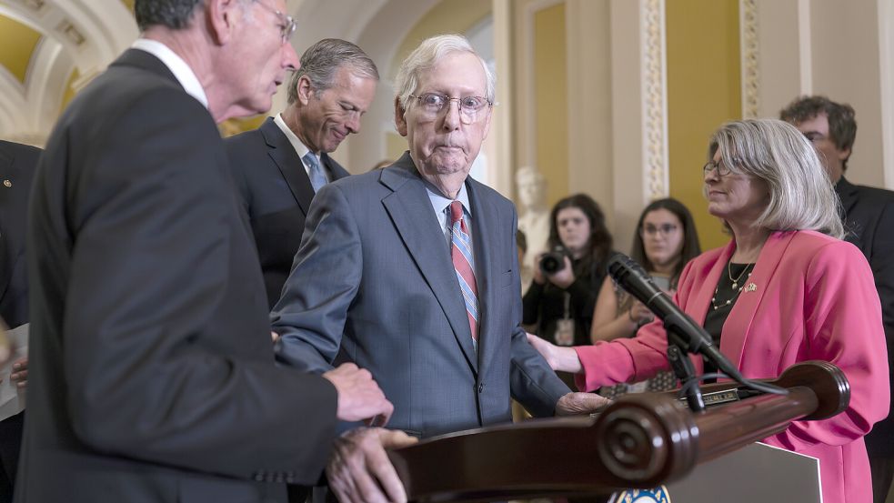 Wie eine Salzsäule war Mitch McConnell erstarrt. Foto: dpa/J. Scott Applewhite