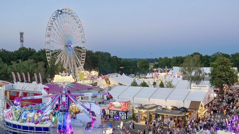 Ragt über die Westerheide: „Wilhelm’s Riesenrad“ ist Treffpunkt für viele Besuchergruppen. Archivfoto: M. Niehues