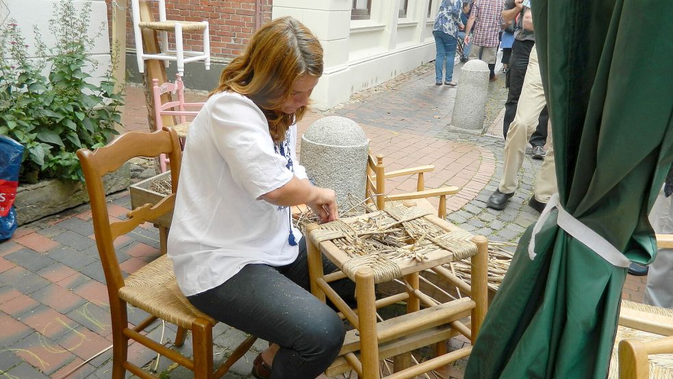 Binsenflechten gehört zu den Handwerksarten, die in Leer gezeigt werden. Foto: Veranstalter