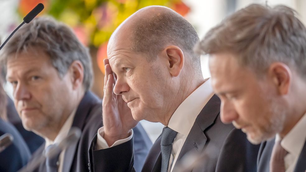 Angesichts der Lage im Land besonders gefordert: Bundeskanzler Olaf Scholz (SPD), Wirtschaftsminister Robert Habeck (Grüne) und Finanzminister Christian Lindner (FDP). Foto: picture alliance/dpa/Michael Kappeler